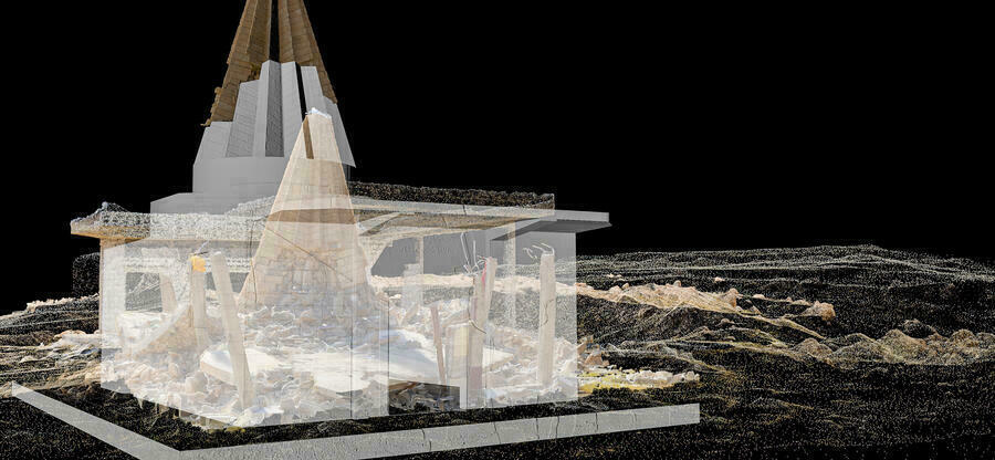 Das Kunstwerk zeigt übereinanderprojeziert eine architektonische Computersimulation und Fotografien der Ruine eines zerstörten jesidischen Tempels.