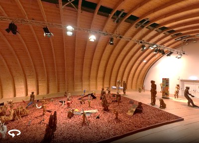 Blick in die Ausstellung "Das Narrenschiff" von Andreas Kuhnlein im Tonnengewölbe des europäischen Künstlerhauses; links unten das Symbol für die 360 Grad-Ansicht