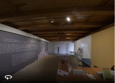 Blick auf den Eingang zur Ausstellung "Die Zerstörung des jesidischen Kulturerbes" von Forensic Architecture mit Rezeption des Künstlerhauses