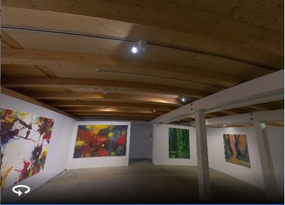 Blick in die Ausstellung "Naturgeschichte(n) von Bernz Zimmer mit großformatigen Gemälden. Unten links das Symbol für den 360 Grad-Rundgang.