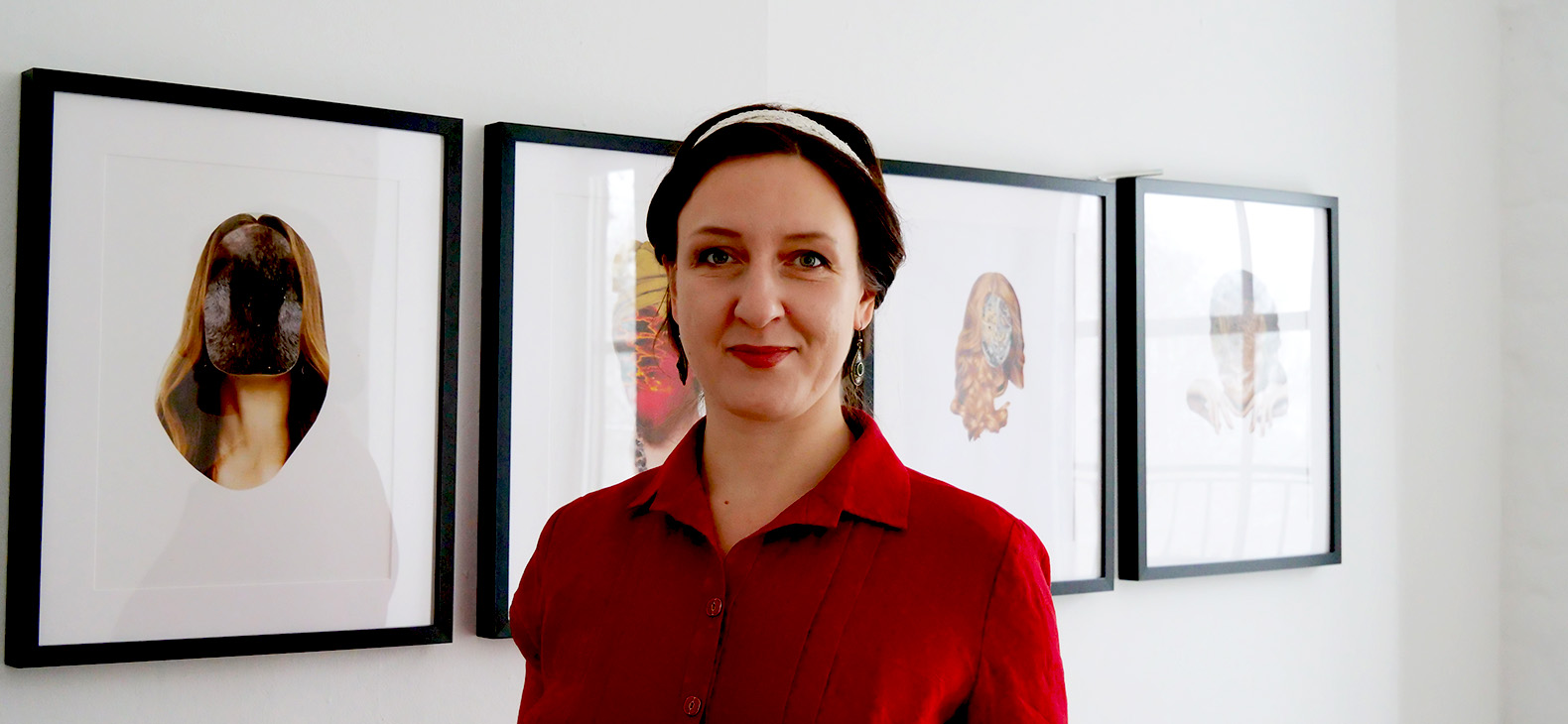 Portrait der ukrainischen Künstlerin Anna Kostiuk vor ihren Collagen in ihrem Studio.