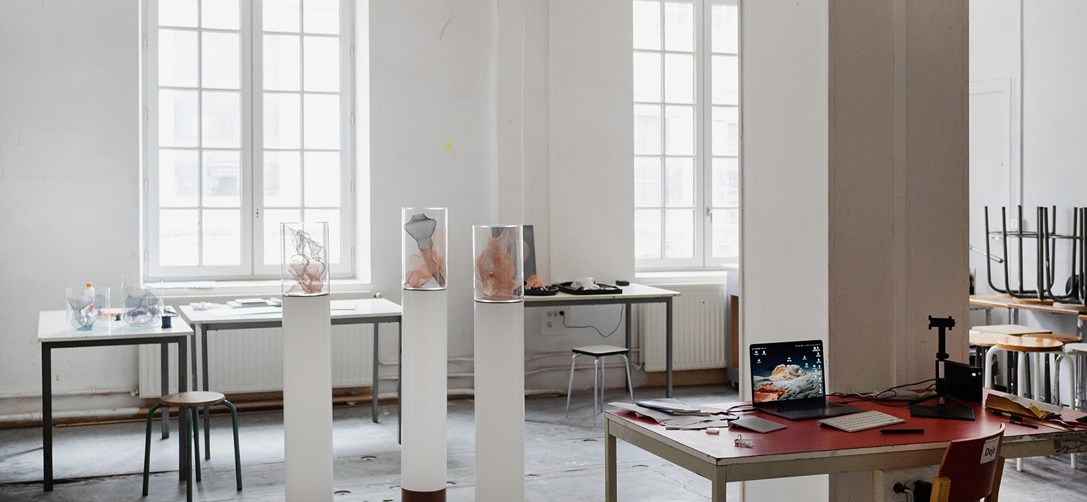 Residenzprogramm Schafhof / Bezirk Oberbayern: Fokus > Orléans; Bild: Ansicht eines der Ateliers vor Ort; Arbeiten der Künstlerin Julia Smirnova sind im Raum zu sehen
