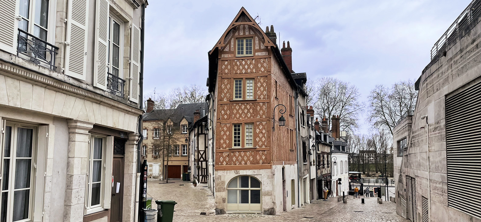 Residence Program Schafhof / District of Upper Bavaria: Focus > Orléans; Image: Downtown Orléans, street with half-timbered houses, cobblestones and white clouds against a blue sky.