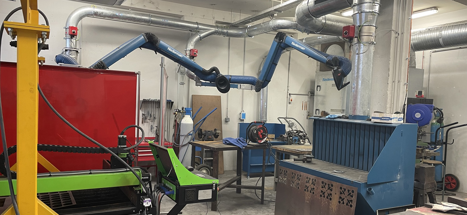 Residency Program Schafhof / District of Upper Bavaria: Focus > Orléans; Image: Partial view of one of the workrooms on site in Orléans; machines and workbenches can be seen.