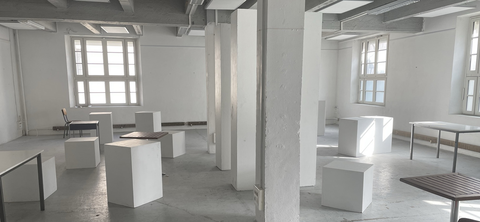 Schafhof Residency Program / District of Upper Bavaria: Focus > Orléans; Image: Room view of an exhibition space; large white cubes and cuboids distributed in the room.