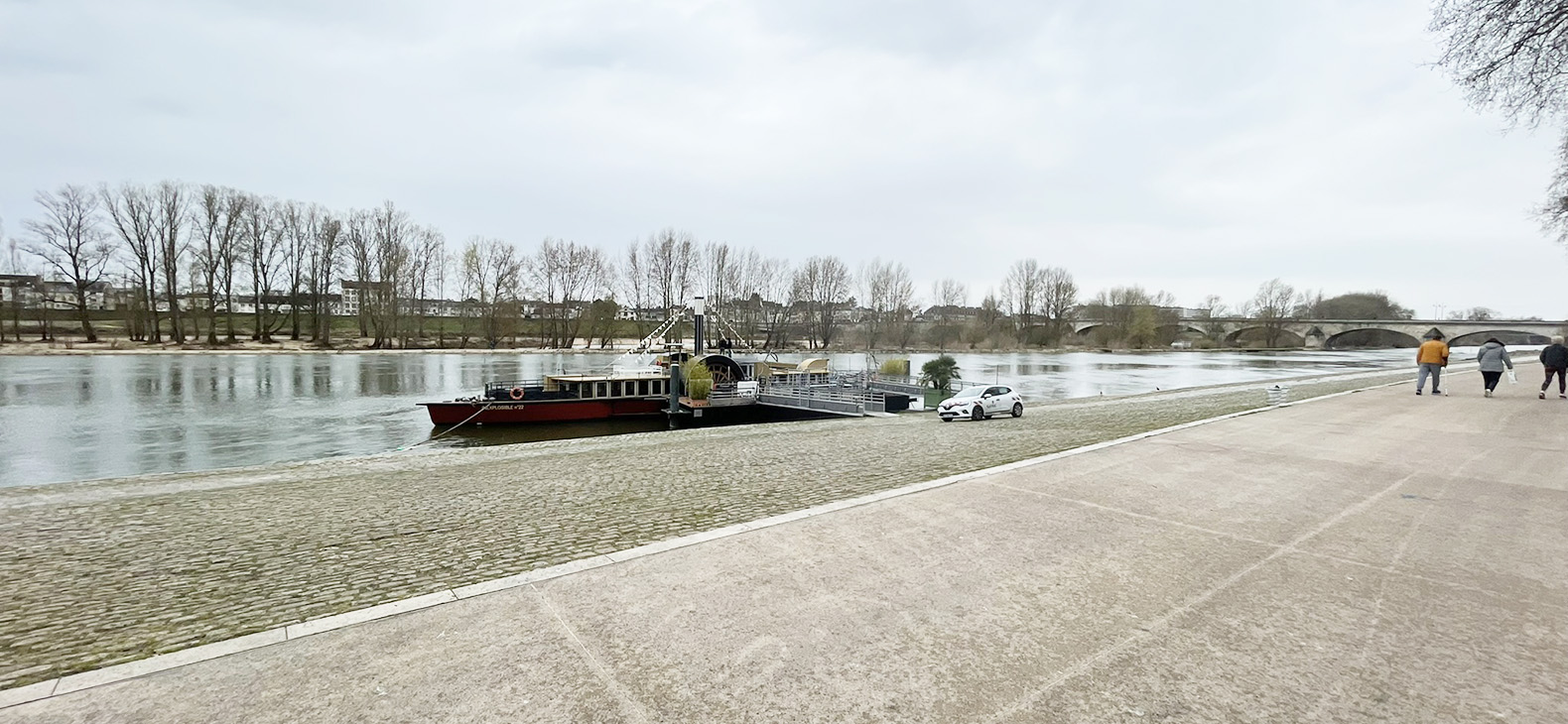 Residence Program Schafhof / District of Upper Bavaria: Focus > Orléans; Image: View of a flat-bottomed ship on the Loire River, resting against a jetty.