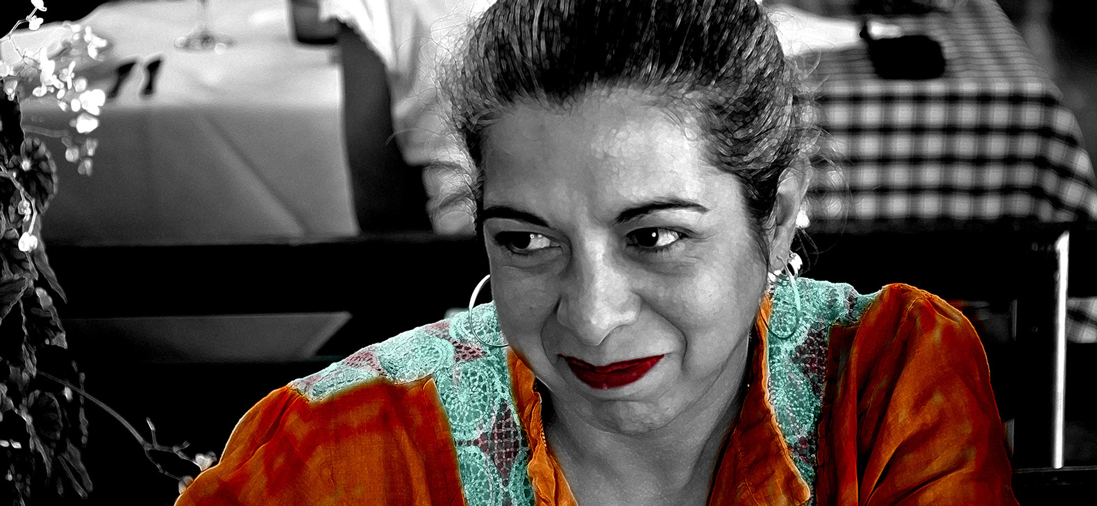 Residency program Schafhof; Artists 2022: Carmen Toscano. Portrait of the Italian artist Carmen Toscano. Color scheme: black and white portrait with red lips, orange and turquoise blouse.