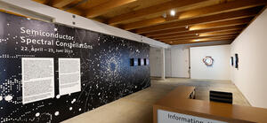 Bild vergrößern: Ausstellung Spectral Constellations des Künstlerduos Semiconductor. Bild: Ansicht der Galerie im Erdgeschoss aus dem Eingangsbereich, Arbeiten 