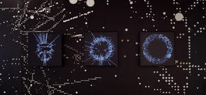 Bild vergrößern: Ausstellung Spectral Constellations des Künstlerduos Semiconductor. Bild: Ansicht der Arbeiten 