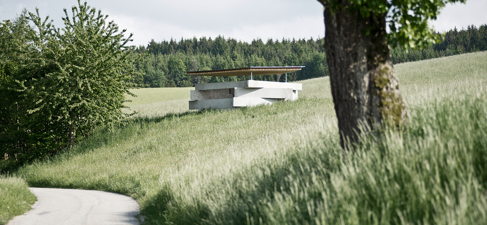 Kenotaph Hinterweintal, Fertigstellung 2015: Blick in die Landschaft in der Ferne sieht man ein Gebäude.